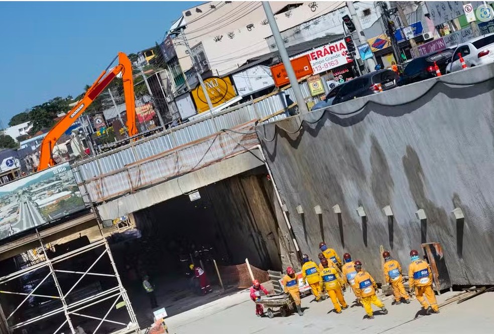 Operários trabalham no acabamento das obras do mergulhão — Foto: Leo Martins