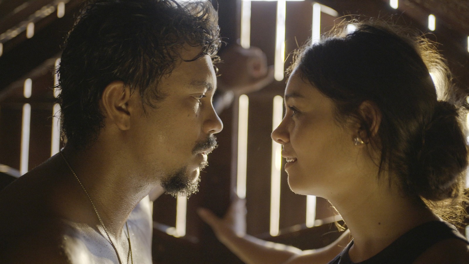 Eliana (Sophie Charlotte) e Damião (Xamã) se beijam pela primeira vez em 'Renascer' — Foto: Rede Globo/Divulgação