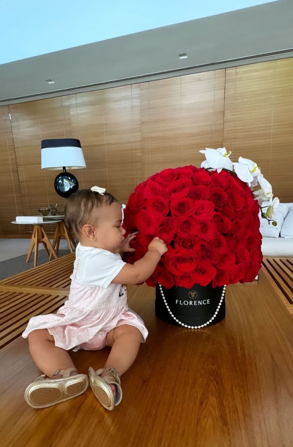 Mavie com o buquê que Neymar deu para a mamãe, Bruna Biancardi — Foto: Instagram