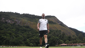 Sem Júnior Santos, Botafogo recebe Bragantino para se reabilitar no Brasileiro