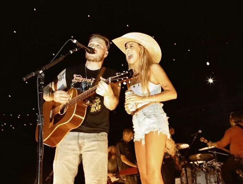 Hailey Welch canta com o astro do country Zach Bryan para 80 mil pessoas — Foto: Reprodução/Instagram