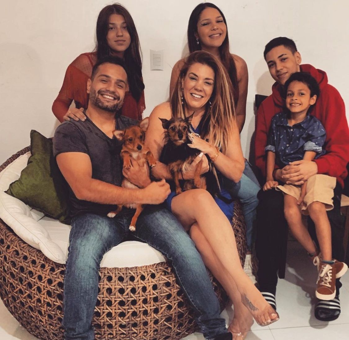 Simony com os quatro filhos — Foto: Instagram