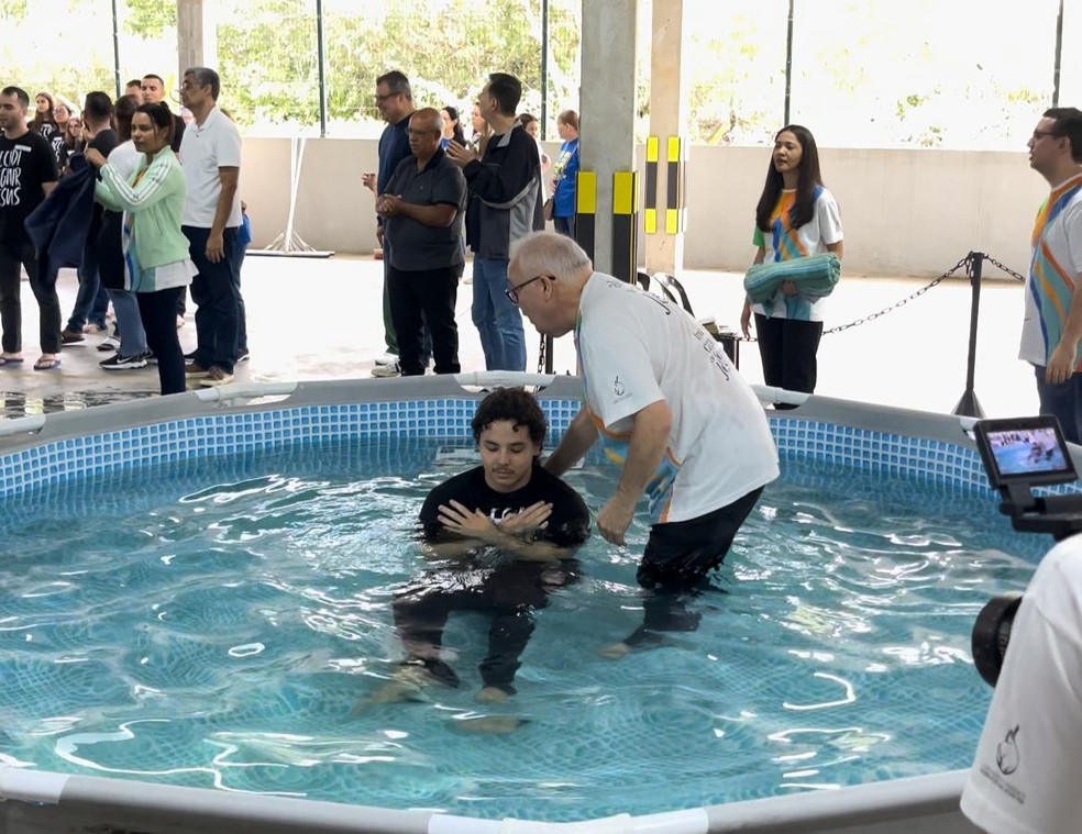 Michele Umezu mostra filho com Ronaldo sendo batizado — Foto: Divulgação