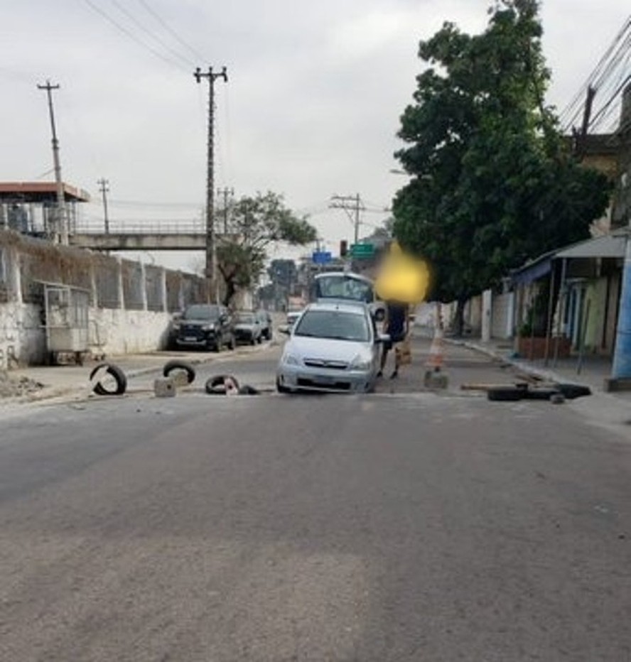 Trincheira do tráfico numa das ruas principais de Cordovil, na Zona Norte, por ordem do chefe do Complexo de Israel, Peixão.