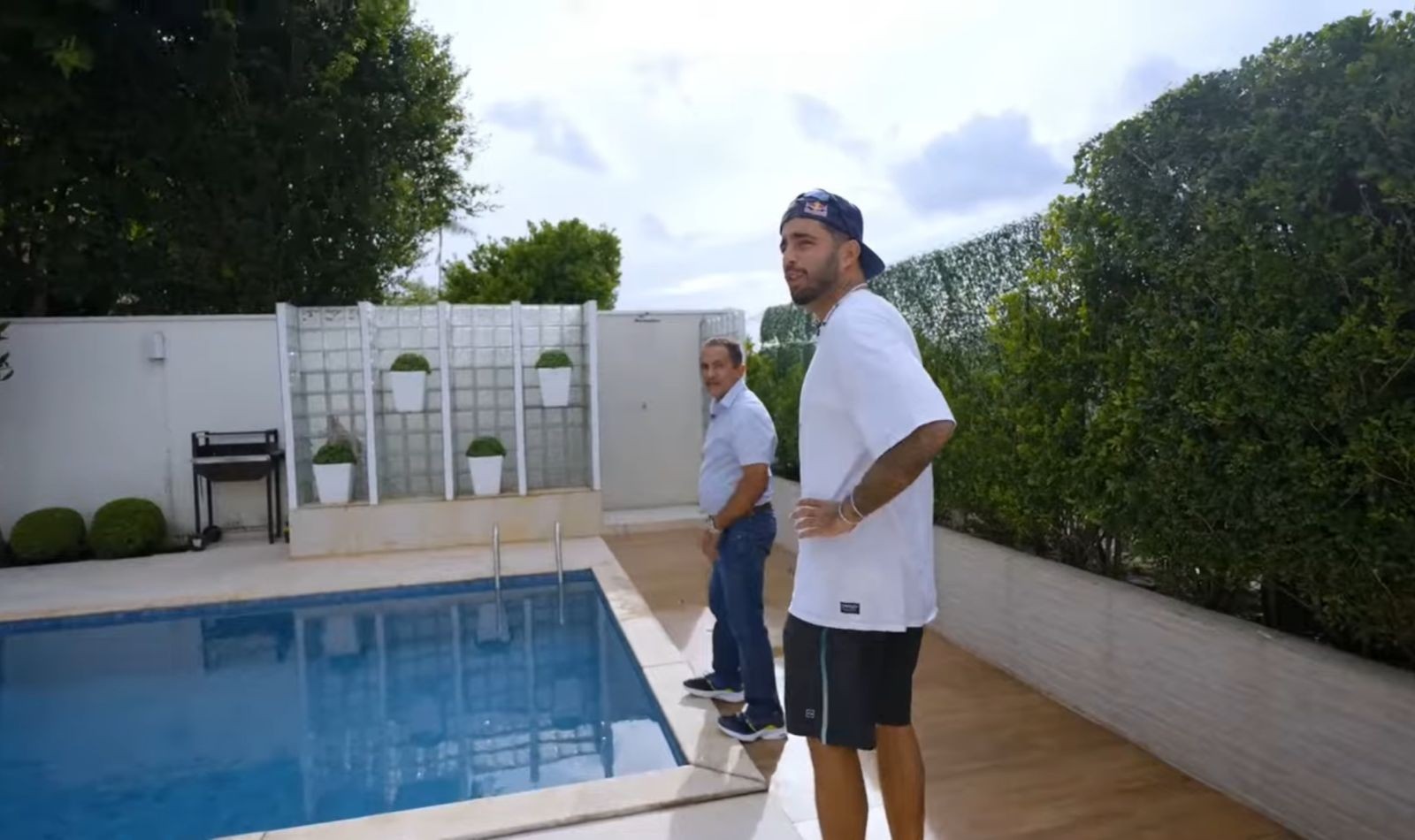 Manoel Gomes, do hit 'Caneta azul', mostra nova mansão em São Paulo — Foto: Reprodução/YouTube