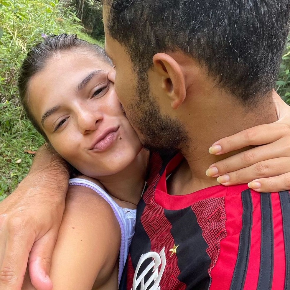 Luana, Irmã de Bruna Marquezine com o namorado — Foto: Instagram