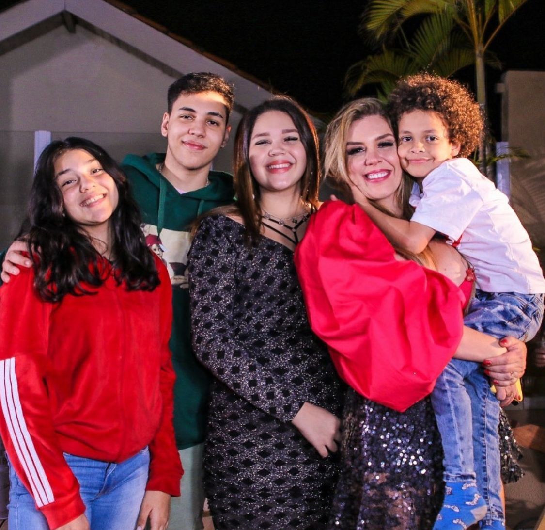 Simony com os quatro filhos — Foto: Instagram