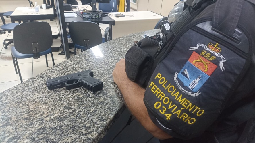 Réplica de pistola foi apreendida com o homem preso, na Zona Norte do Rio