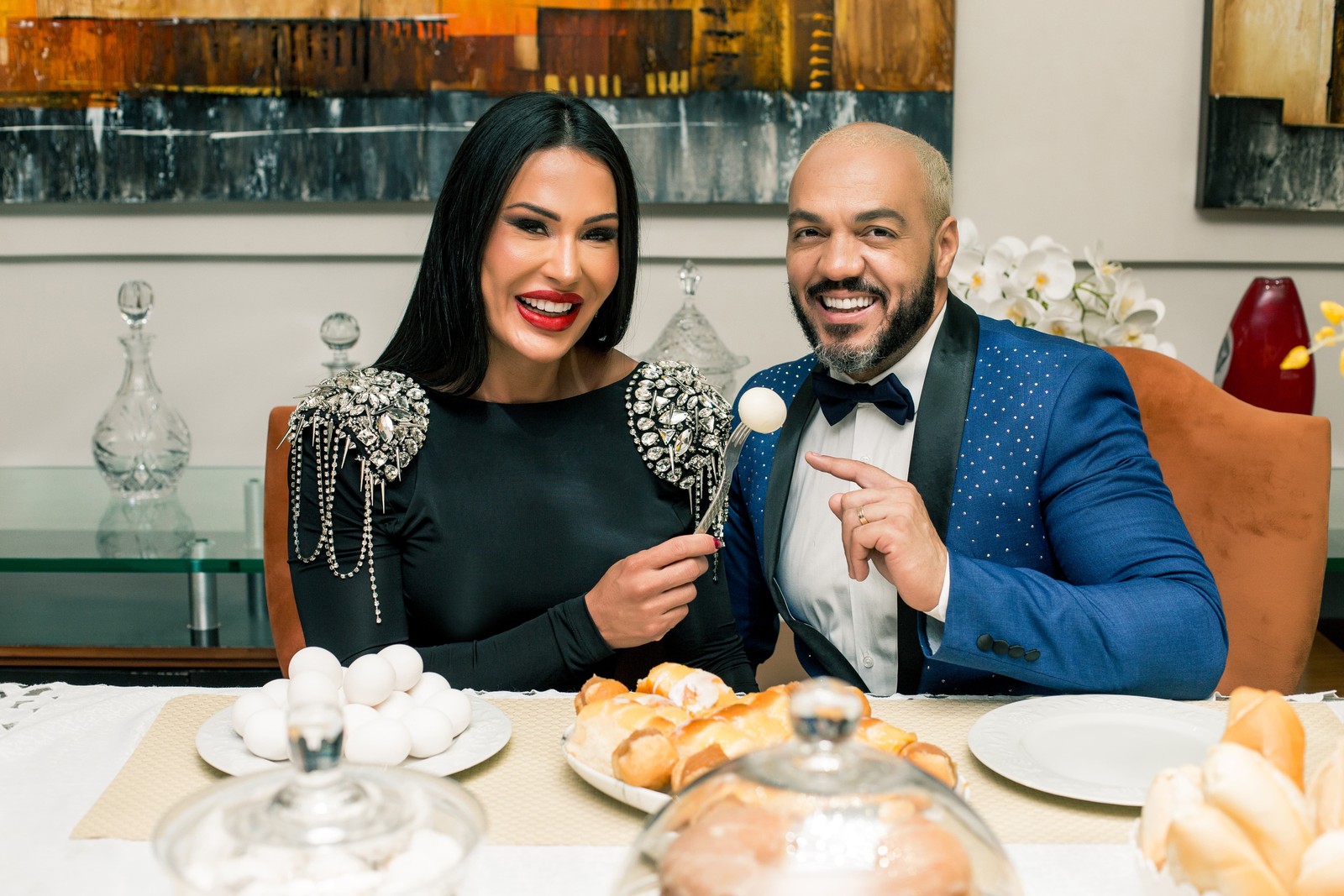 Belo e Gracyanne Barbosa posam em trajes de gala: o Belo e a Fera — Foto: Márcio Farias