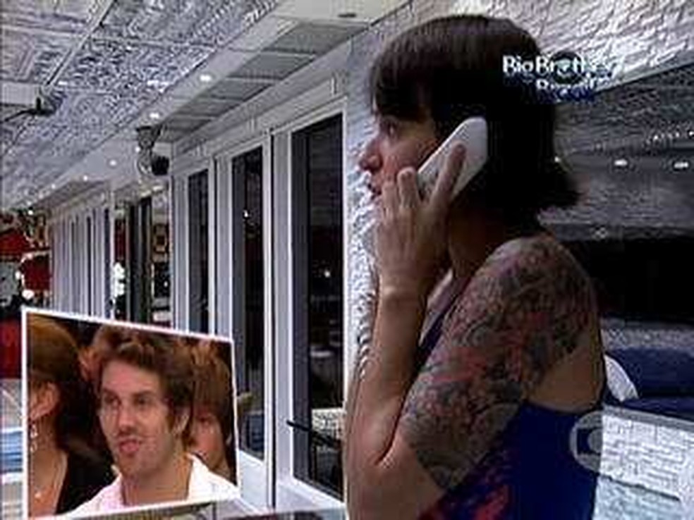 A participante Bianca atendeu o Big Fone, no "BBB 8" — Foto: Reprodução