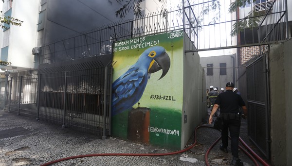 Fogo em subestação de energia do metrô, em Botafogo, fecha estação Flamengo