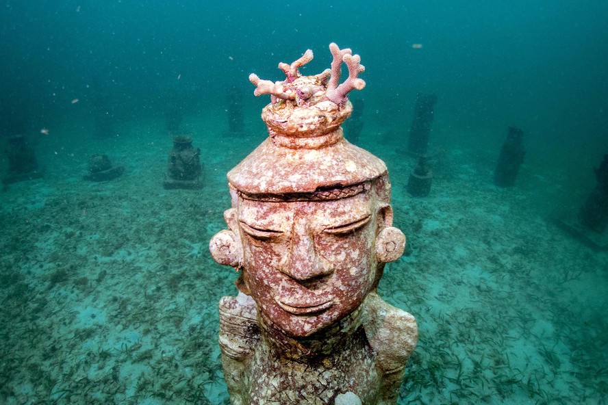 Coral cresce em uma escultura no museu subaquático MUSZIF em Isla Fuerte, departamento de Bolívar, Colômbia.