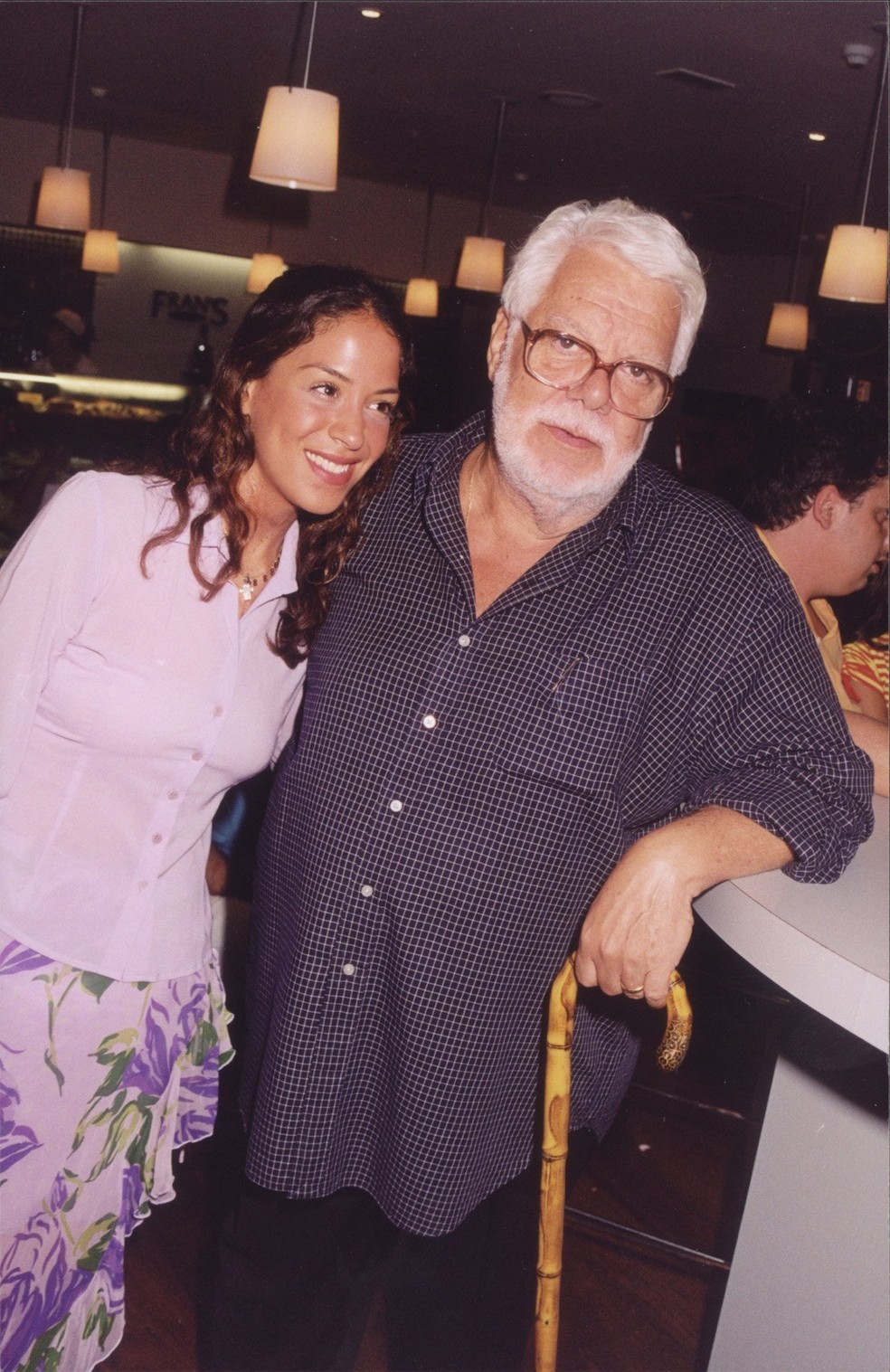 Julia Almeida com o pai, o autor Manoel Carlos  — Foto:  Sérgio Cabral/Arquivo