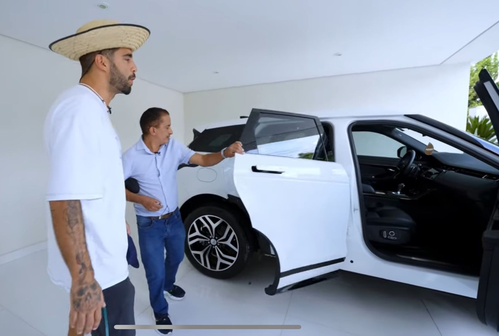 Manoel Gomes, do hit 'Caneta azul', mostra nova mansão em São Paulo — Foto: Reprodução/YouTube