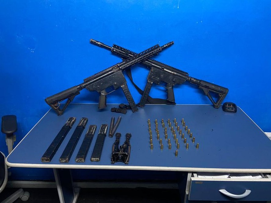 Fuzis, carregadores e munição encontrados na bagagem da mulher