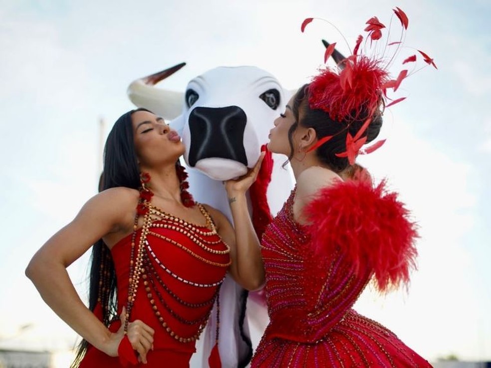 Valentina Coimbra, Sinhazinha do Boi Garantido, e a ex-BBB Isabelle, a Cunhã-Poranga do Boi Garantido — Foto: Reprodução de Instagram