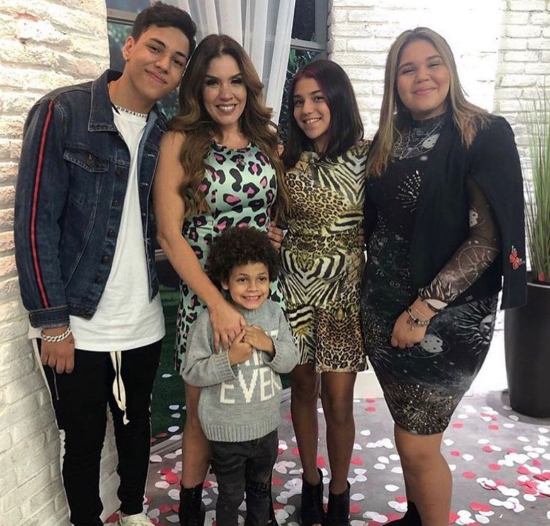Simony com os quatro filhos — Foto: Instagram