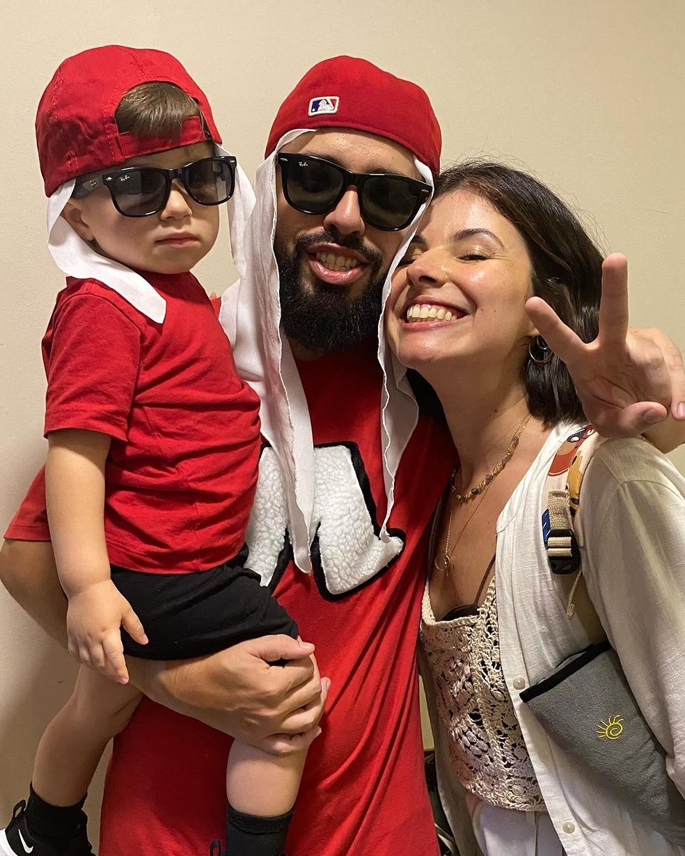O rapper e youtuber Mussa com o filho e a esposa — Foto: Reprodução de Instagram