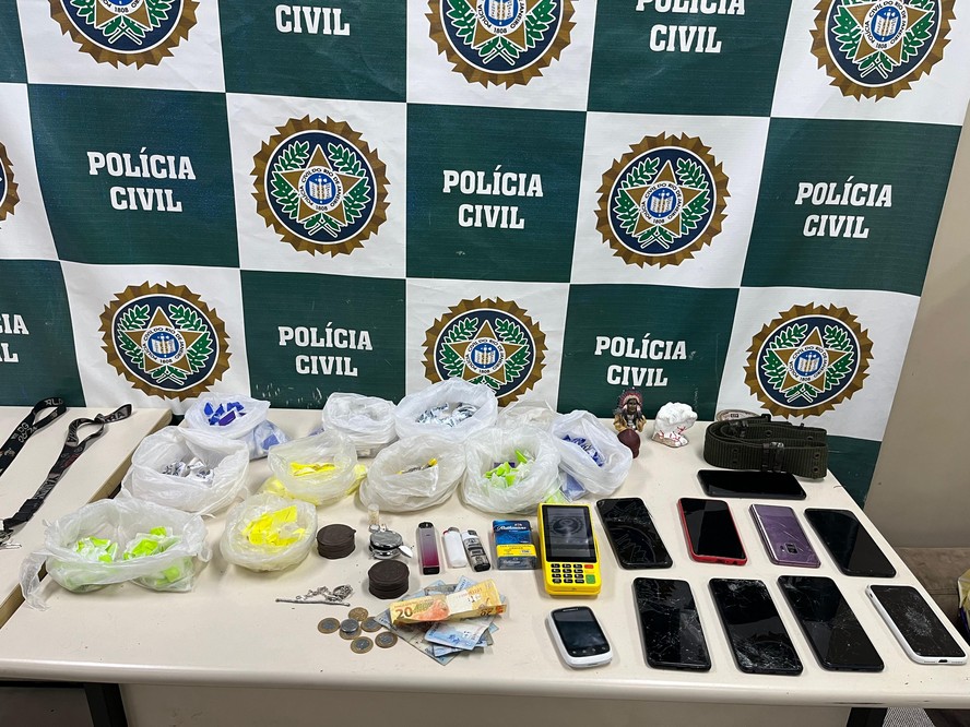 Com os criminosos foram encontradas drogas, celulares roubados e máquinas de cartão de crédito