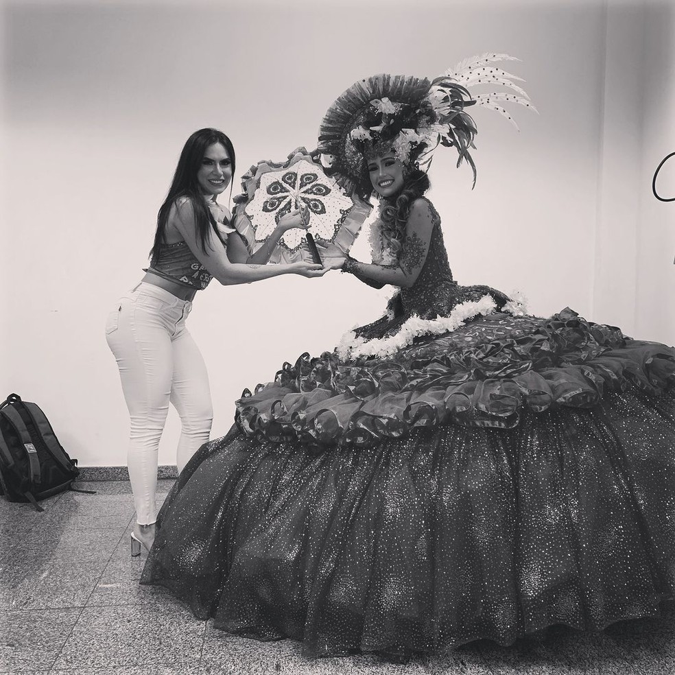 Valentina Coimbra quando recebeu a sombrinha da Sinhazinha do Garantido das mãos de Djidja Cardoso, em 2020 — Foto: Reprodução de Instagram