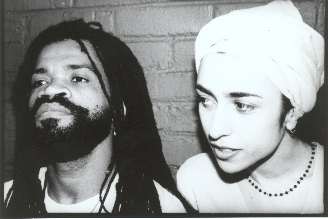 Carlinhos Brown e Marisa Monte em 1998 — Foto: divulgação