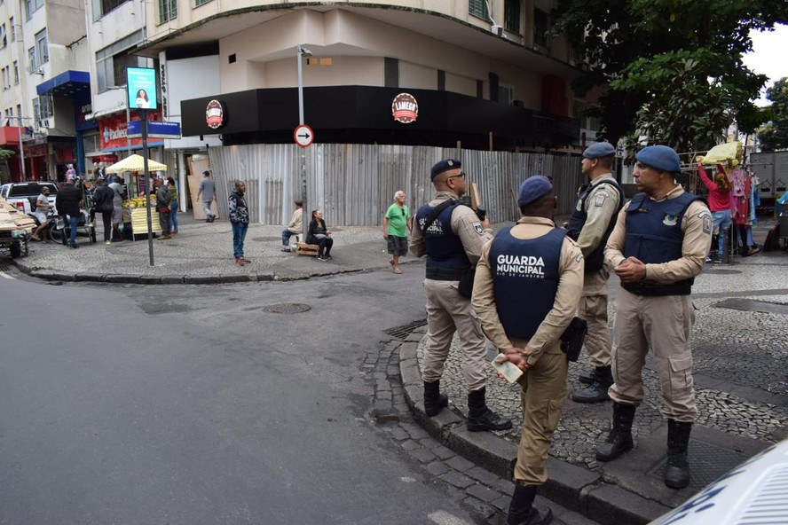 Guardas municipais numa esquina da Rua Dias da Cruz