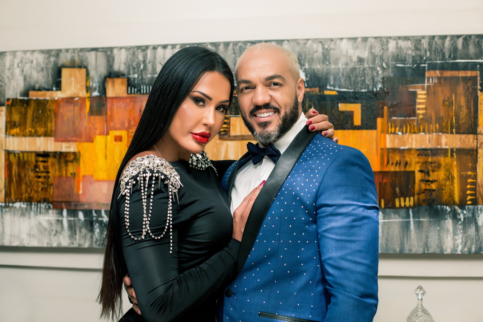 Ao completar 15 anos de relação no Dia dos Namorados, Belo e Gracyanne Barbosa posam em trajes de gala: o Belo e a Fera — Foto: Márcio Farias