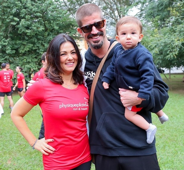 Suzana Alves com o marido, Flávio Saretta, e o filho do casal — Foto: Instagram