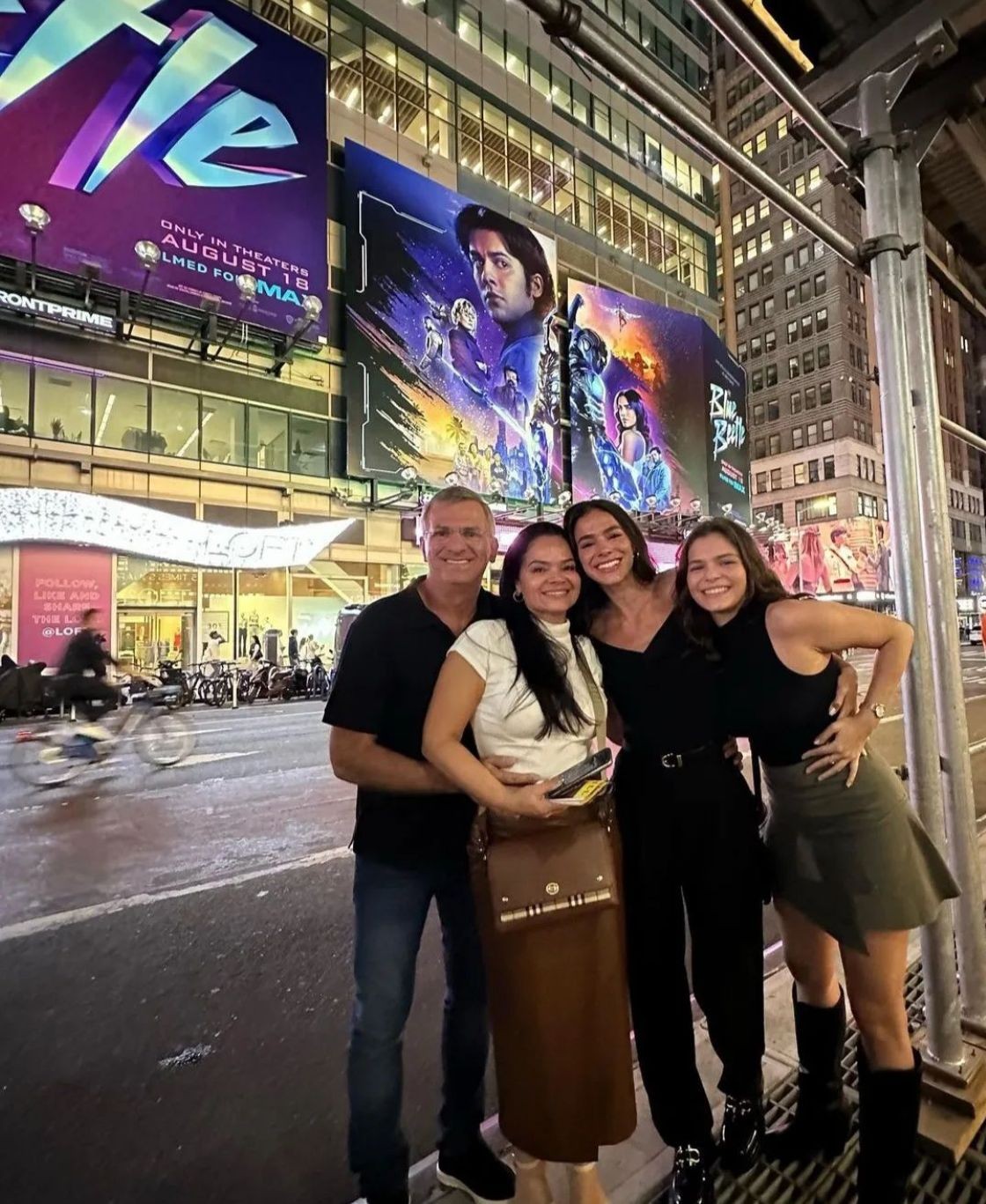 Bruna Marquezine posa com os pais e a irmã com o banner de 'Besouro azul' em NY — Foto: Instagram