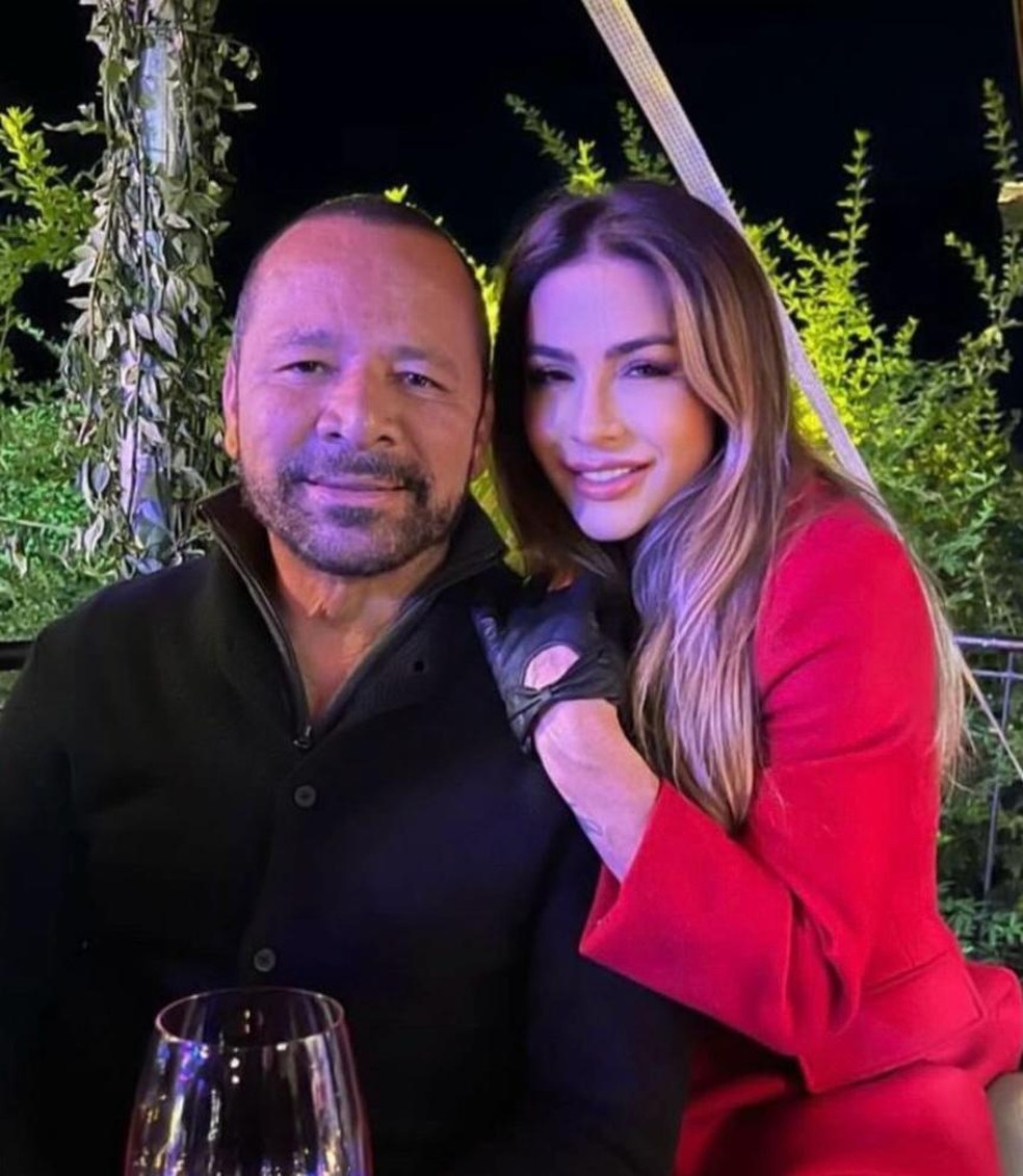 Pai de Naymar com a namorada, Mariane Bernardi, a "Neydrasta" — Foto: Instagram
