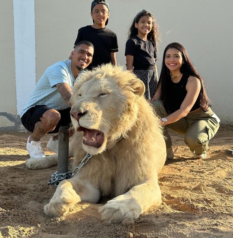 Allan Marques, novo jogador do Botafogo, e família — Foto: rep/ instagram