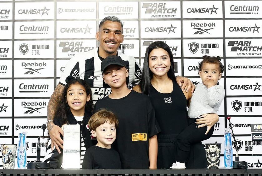 Allan Marques, novo jogador do Botafogo, e família — Foto: rep/ instagram