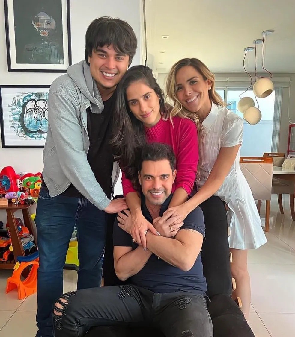 Igor com o pai, Zezé, e as irmãs, Camilla e Wanessa — Foto: Reprodução / Instagram