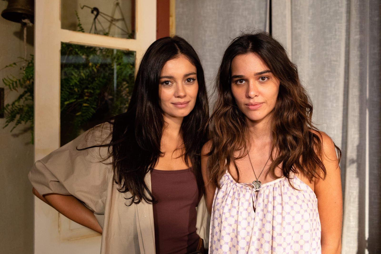 Eliana (Sophie Charlotte) e Mariana (Theresa Fonseca) em 'Renascer' — Foto: Paulo Barros/Rede Globo