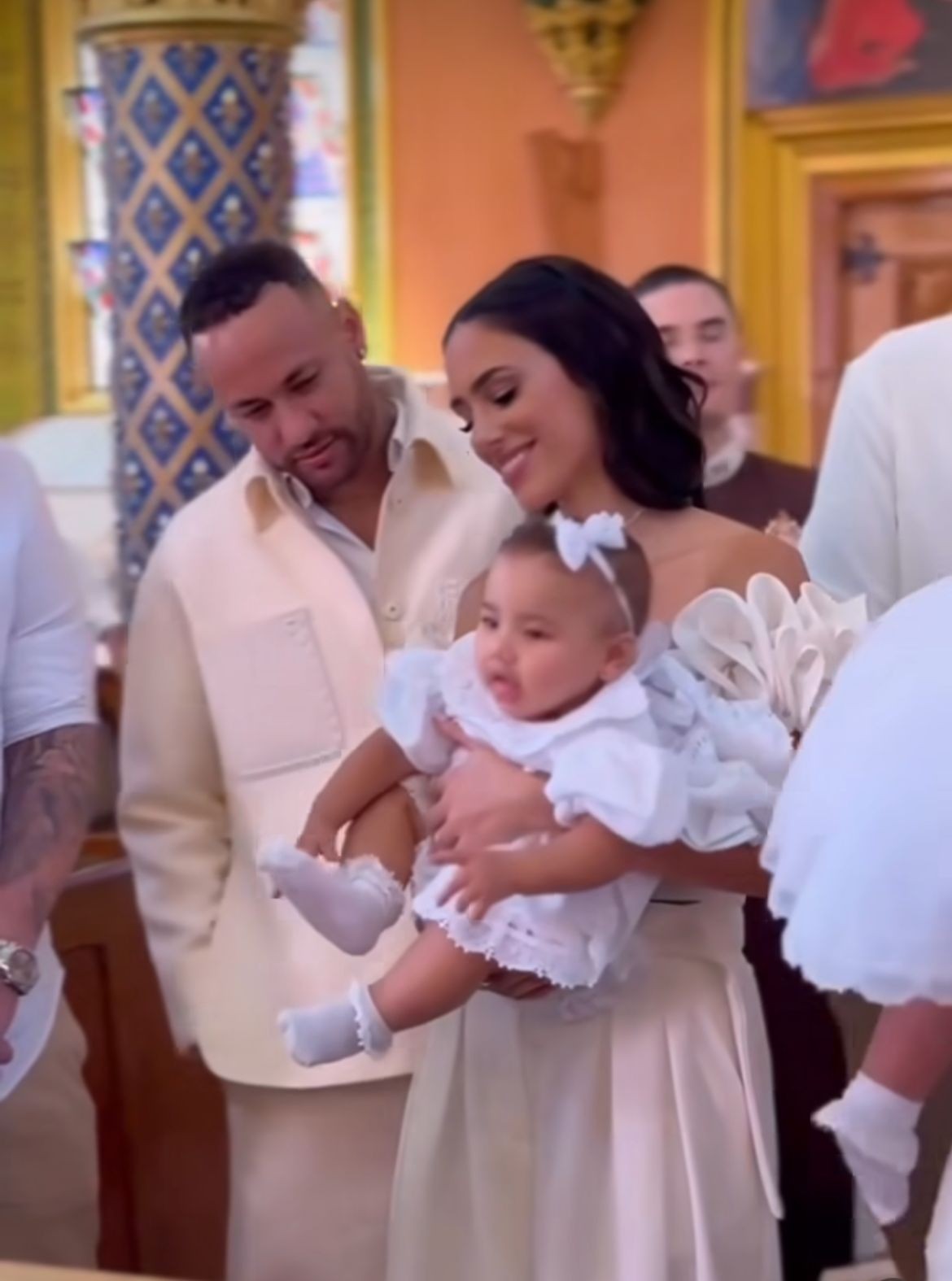 Mavie, filha de Neymar e Bruna Biancardi, é batizada em SP — Foto: extra