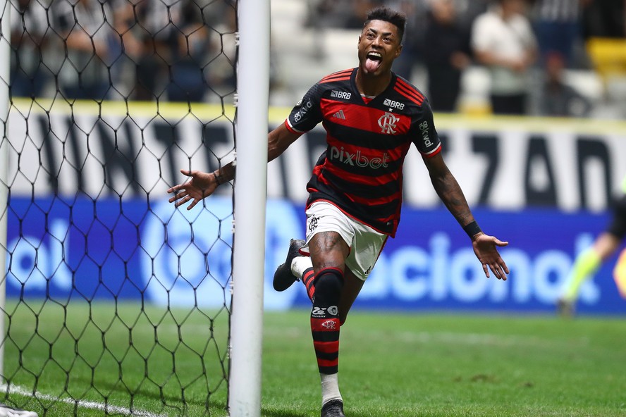 Bruno Henrique comemora o segundo gol feito contra o Atlético-MG