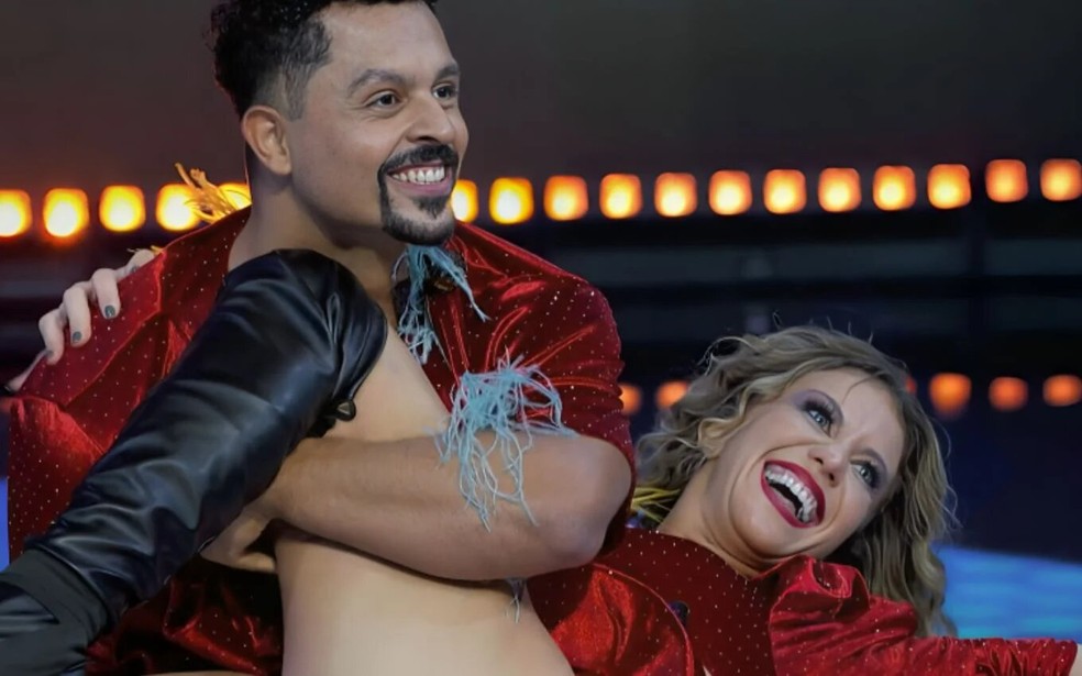 O coreógrafo Victor Avellar e a jornalista Bárbara Coelho em apresentação do "Dança dos famosos" — Foto: Rede Globo/Reprodução