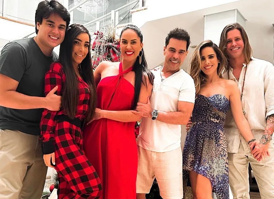 Zezé com os filhos, Igor e Wanessa, a nora, Amabylle, o genro Dado Dolabella, e Graciele, antes da treta — Foto: Instagram