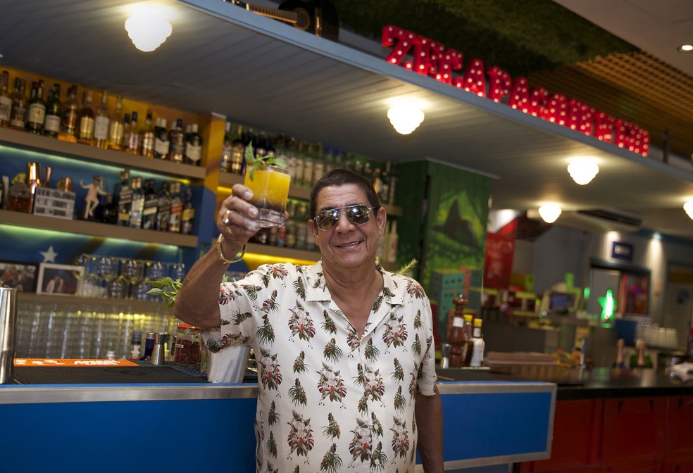 Zeca Pagodinho em um dos bares que levam seu nome — Foto: Divulgação