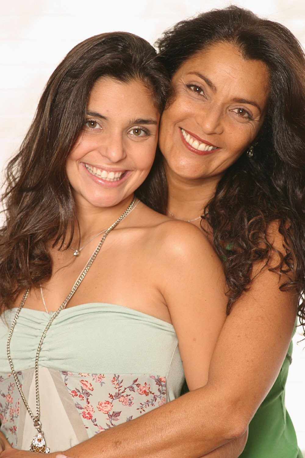 A atriz Angelina Muniz com sua filha, cantora Aline Muniz, em 2006 — Foto: divulgação