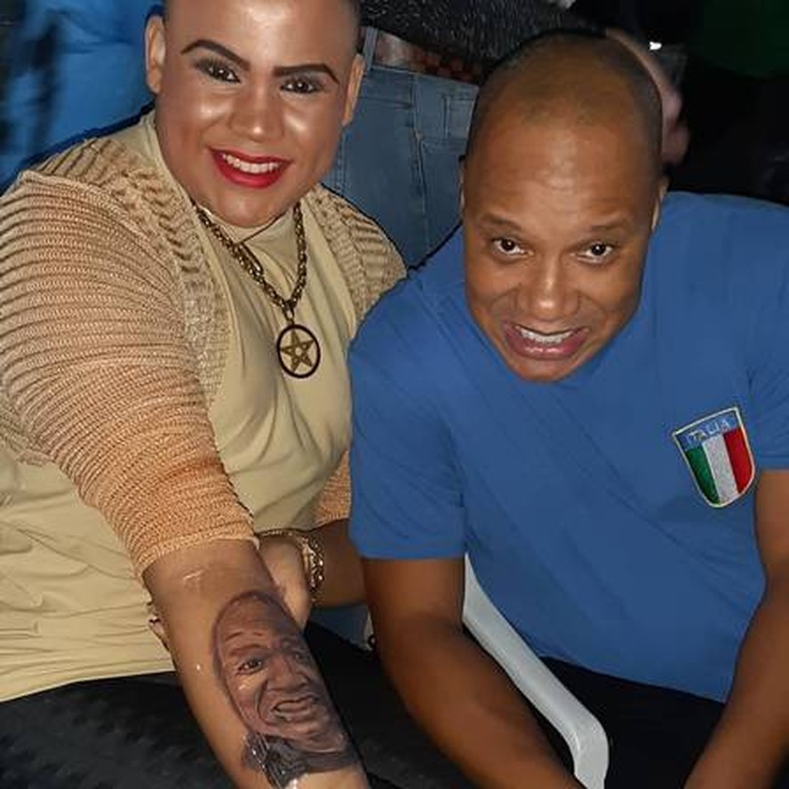 MC Maylon fez tatoo em homanagem a Anderson Leonardo enquanto eles tiveram um romance