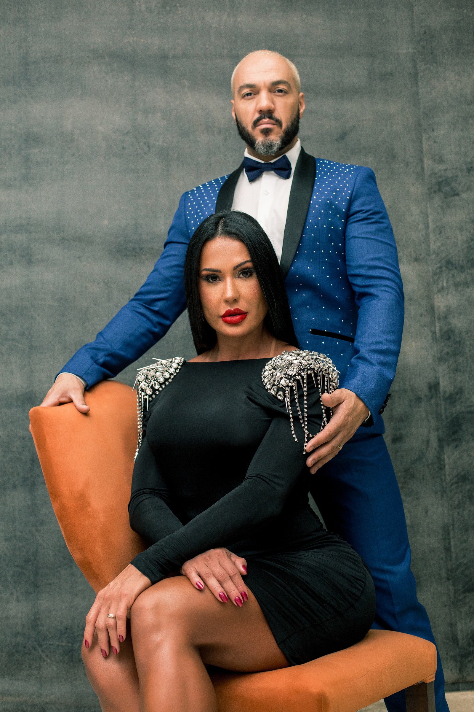 Belo e Gracyanne Barbosa posam em trajes de gala: o Belo e a Fera — Foto: Márcio Farias