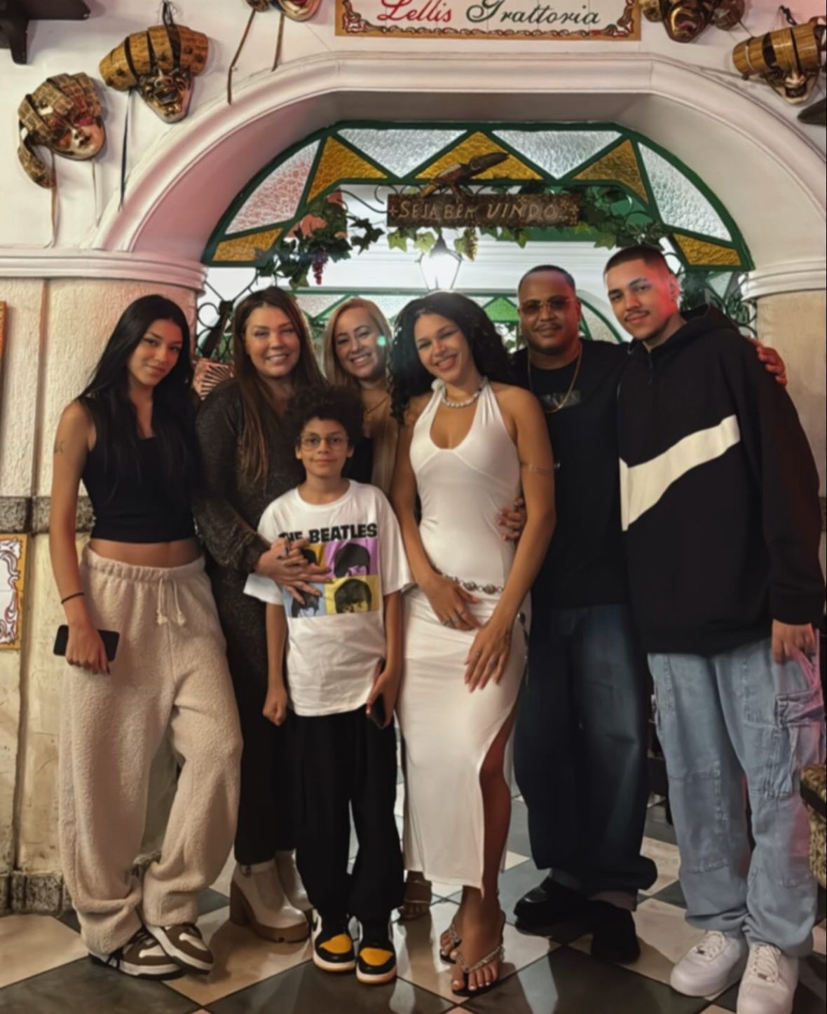 Simony com os quatro filhos,  o ex, Afro-X, e a mulher dele — Foto: Instagram