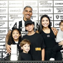 Allan Marques, novo jogador do Botafogo, e família — Foto: rep/ instagram