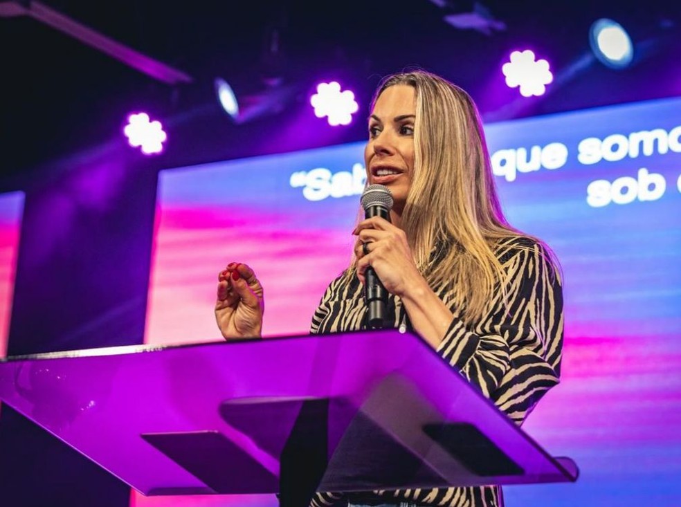 Ex-Feiticeira, Joana Prado 'prega' em igreja nos EUA e se emociona — Foto: Instagram