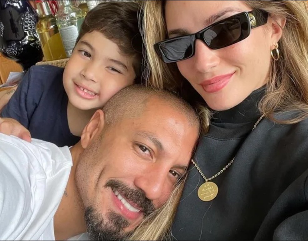 Aline Gotschalg, Fernando Medeiros e filho — Foto: Reprodução/ Instagram