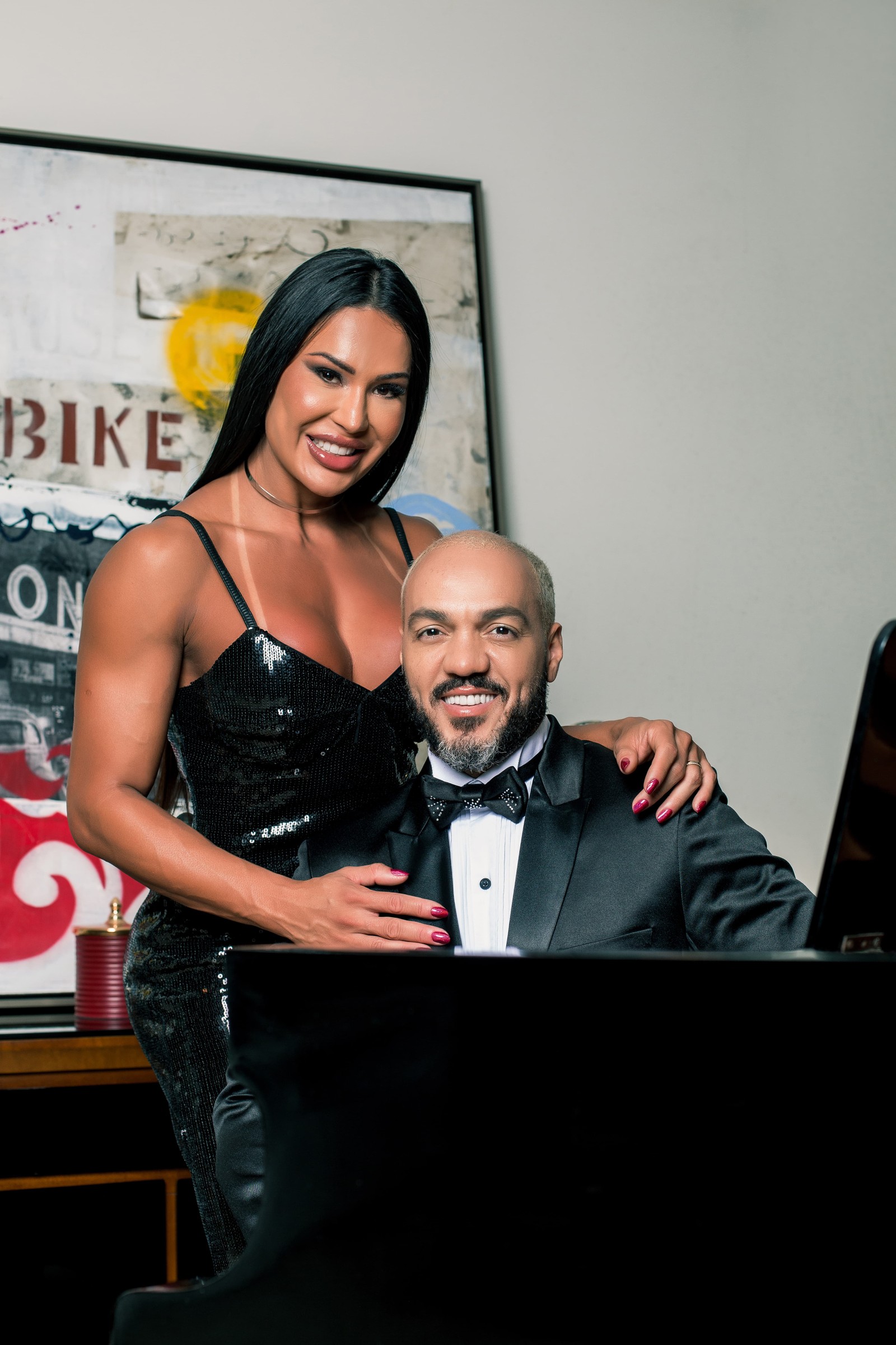 Belo e Gracyanne Barbosa posam em trajes de gala: o Belo e a Fera — Foto: Márcio Farias