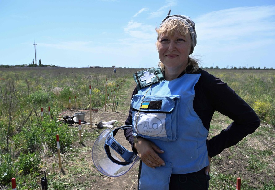 Tetiana Shpak, 51, desminadora da ONG HALO Trust, em um campo fora da vila de Snigurivka, região de Mykolaiv.