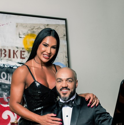 Belo e Gracyanne Barbosa posam em trajes de gala: o Belo e a Fera — Foto: Márcio Farias