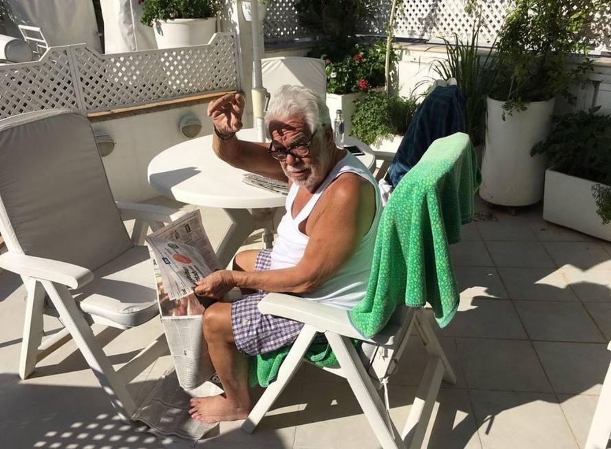 Filha mostra autor Manoel Carlos tomando sol no seu aniversário de 90 anos